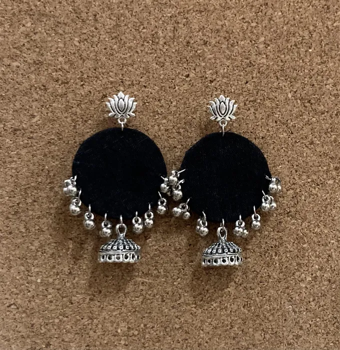 Ohrringe - Black round Jumkha with lotus crown