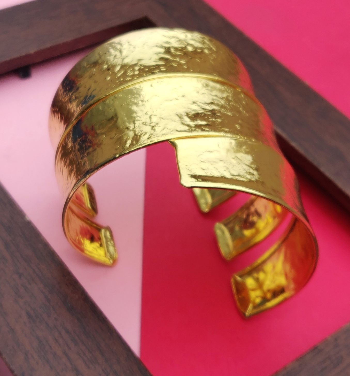 Messing-Armbänder - Breites goldfarbenes Armband mit drei Bändern