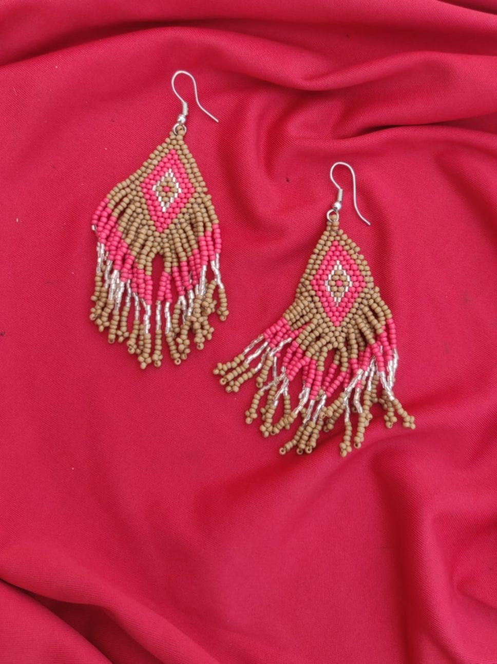 Schmuckperlenohrringe - Ohrhänger mit rosa, braunen und weißen Schmuckperlen und rautenförmigem Muster
