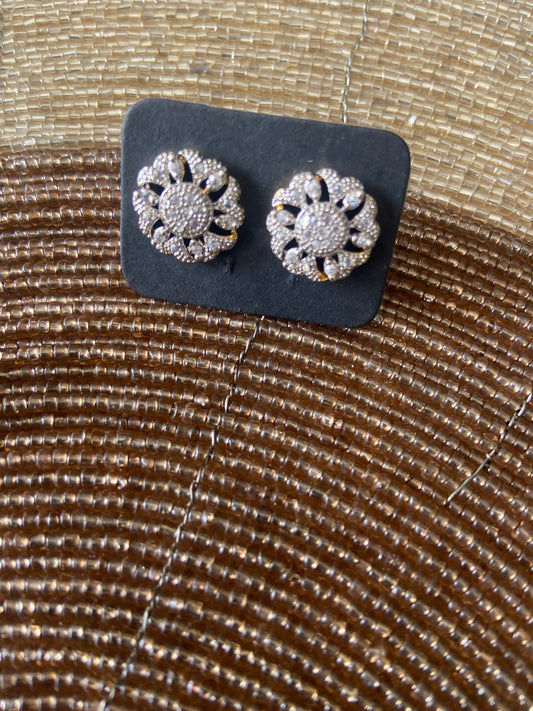 Round stud earring with faux stones in circular cluster