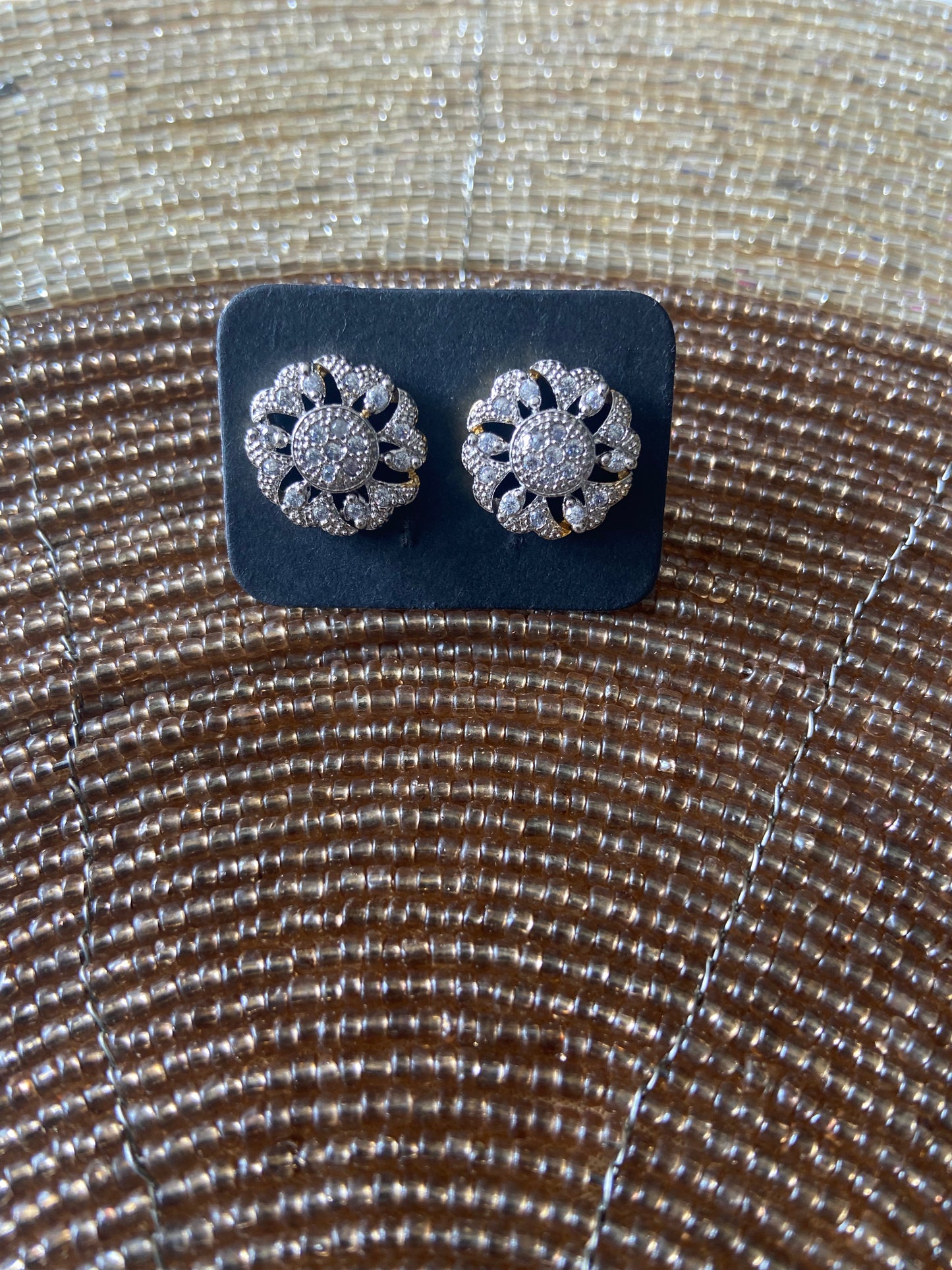 Ohrstecker - rund, mit Kunststeinen in kreisförmigem Cluster