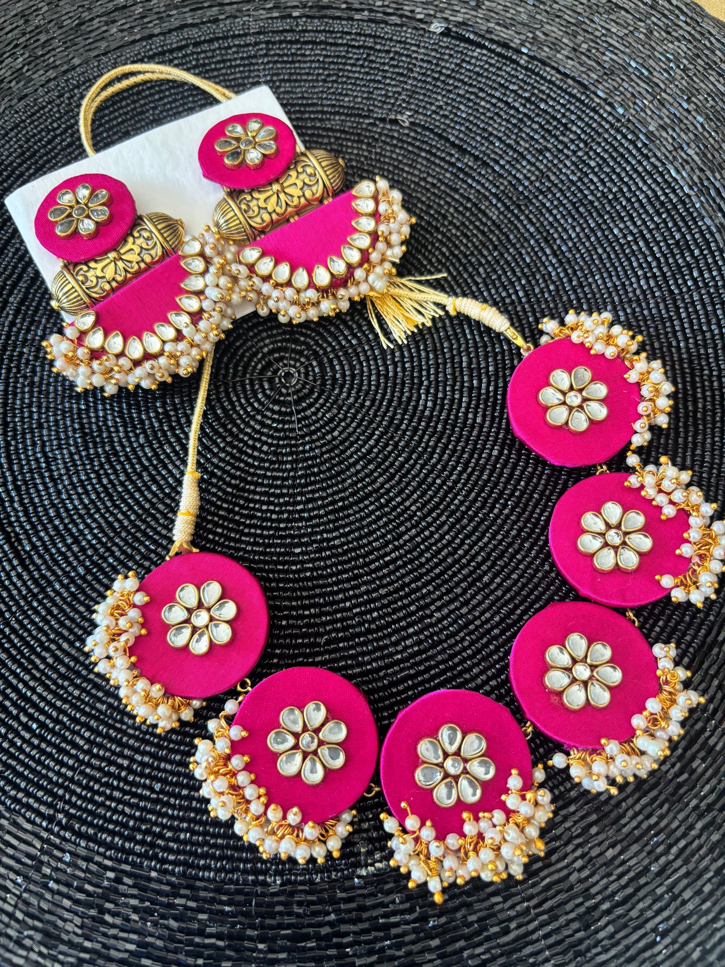 Kette - Seidenstoff in Rosa mit einer Ansammlung von Kunstperlen