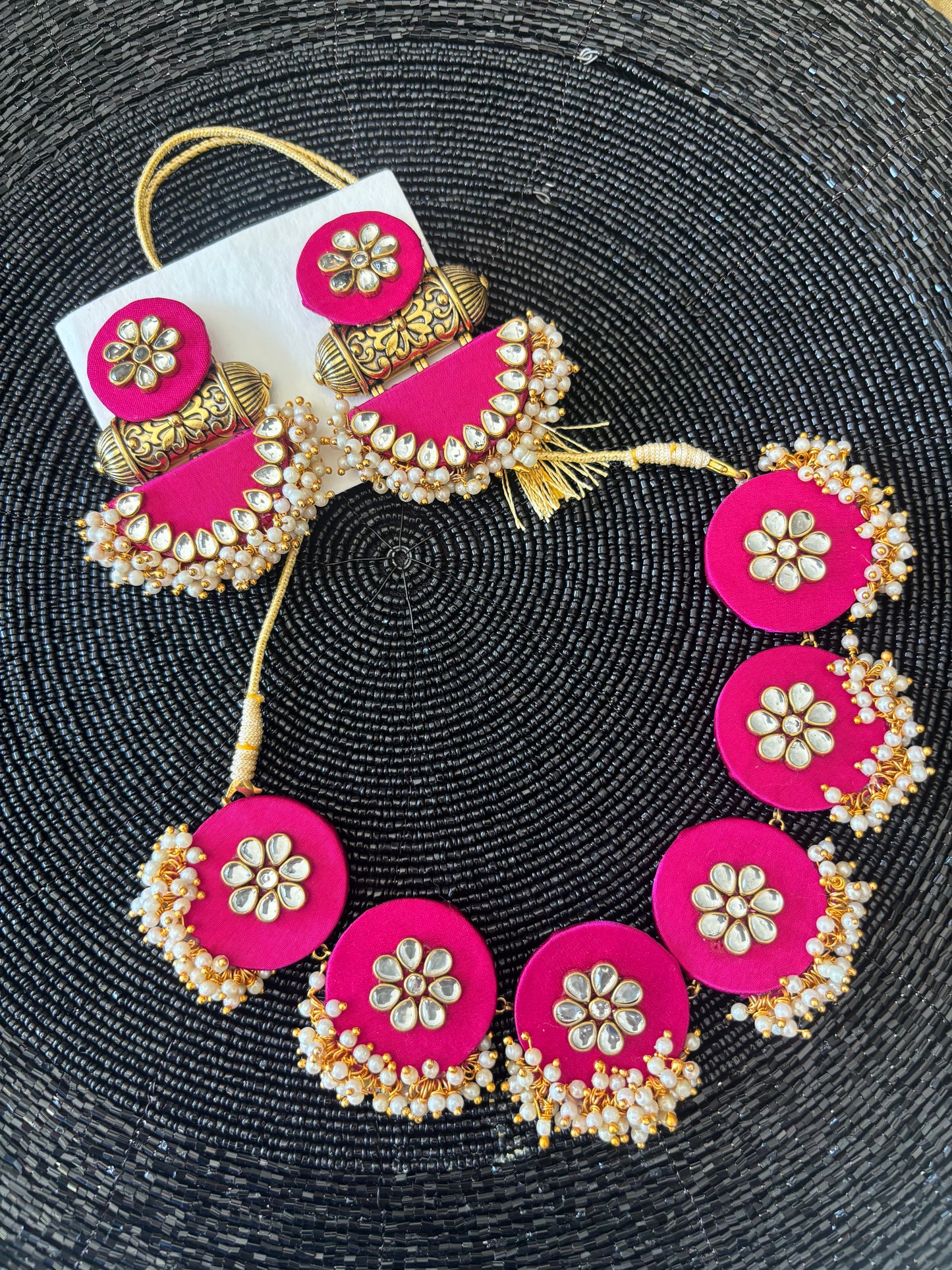 Kette - Seidenstoff in Rosa mit einer Ansammlung von Kunstperlen