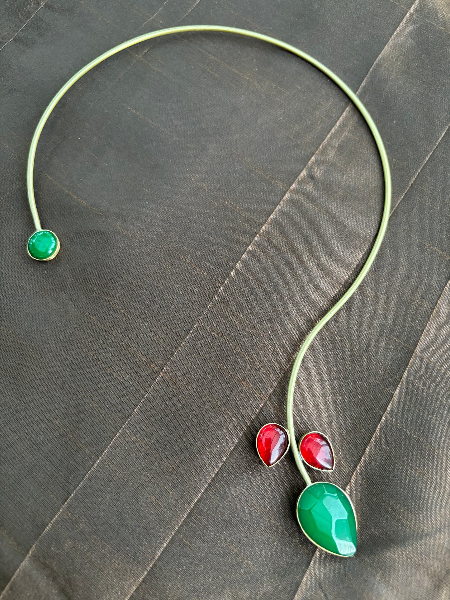 Messing-Halsketten - Messing-Draht-Collier-Halskette mit grünen und roten Kunststeinen (Pflanzenmotiv)