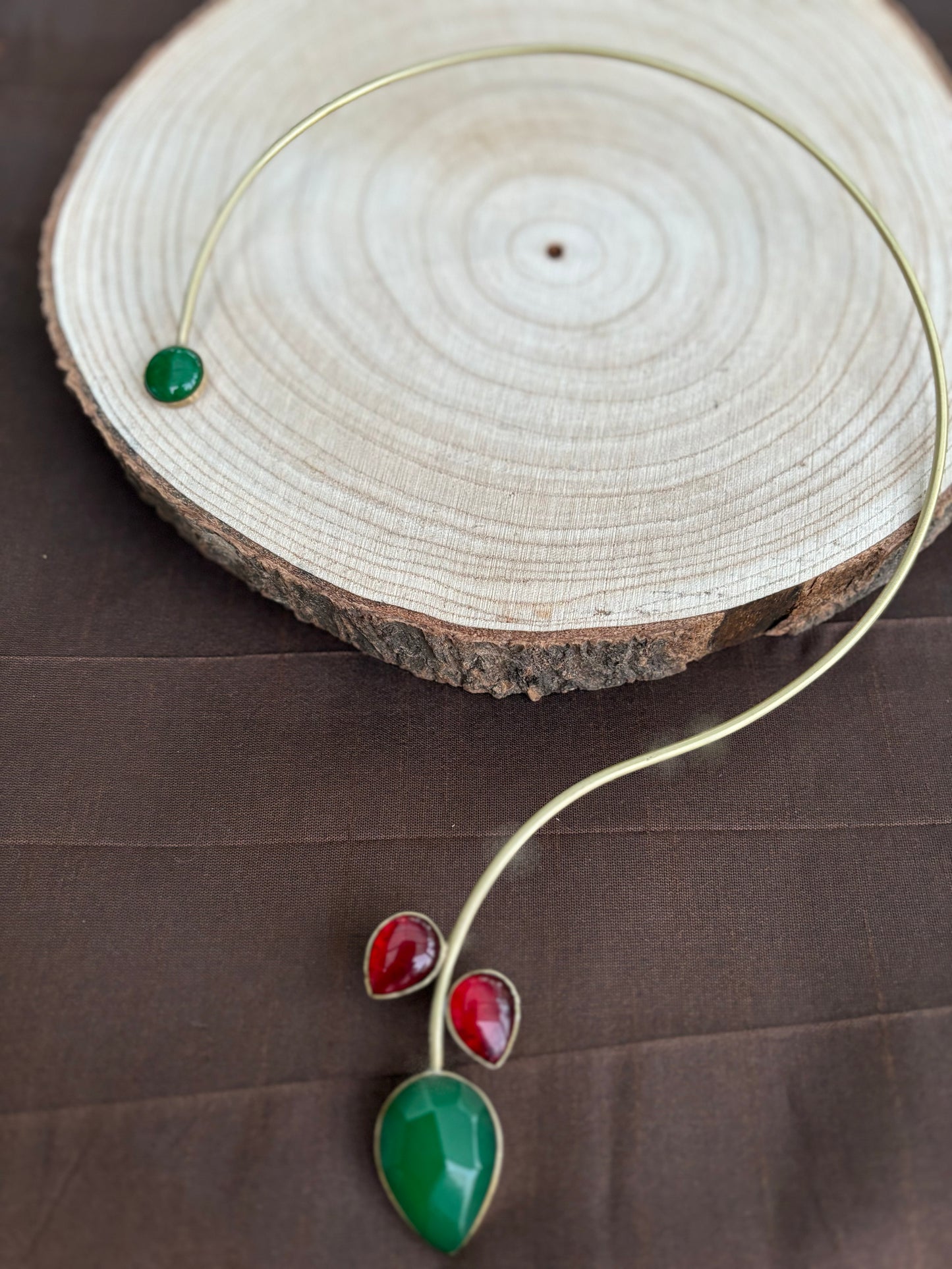 Messing-Halsketten - Messing-Draht-Collier-Halskette mit grünen und roten Kunststeinen (Pflanzenmotiv)