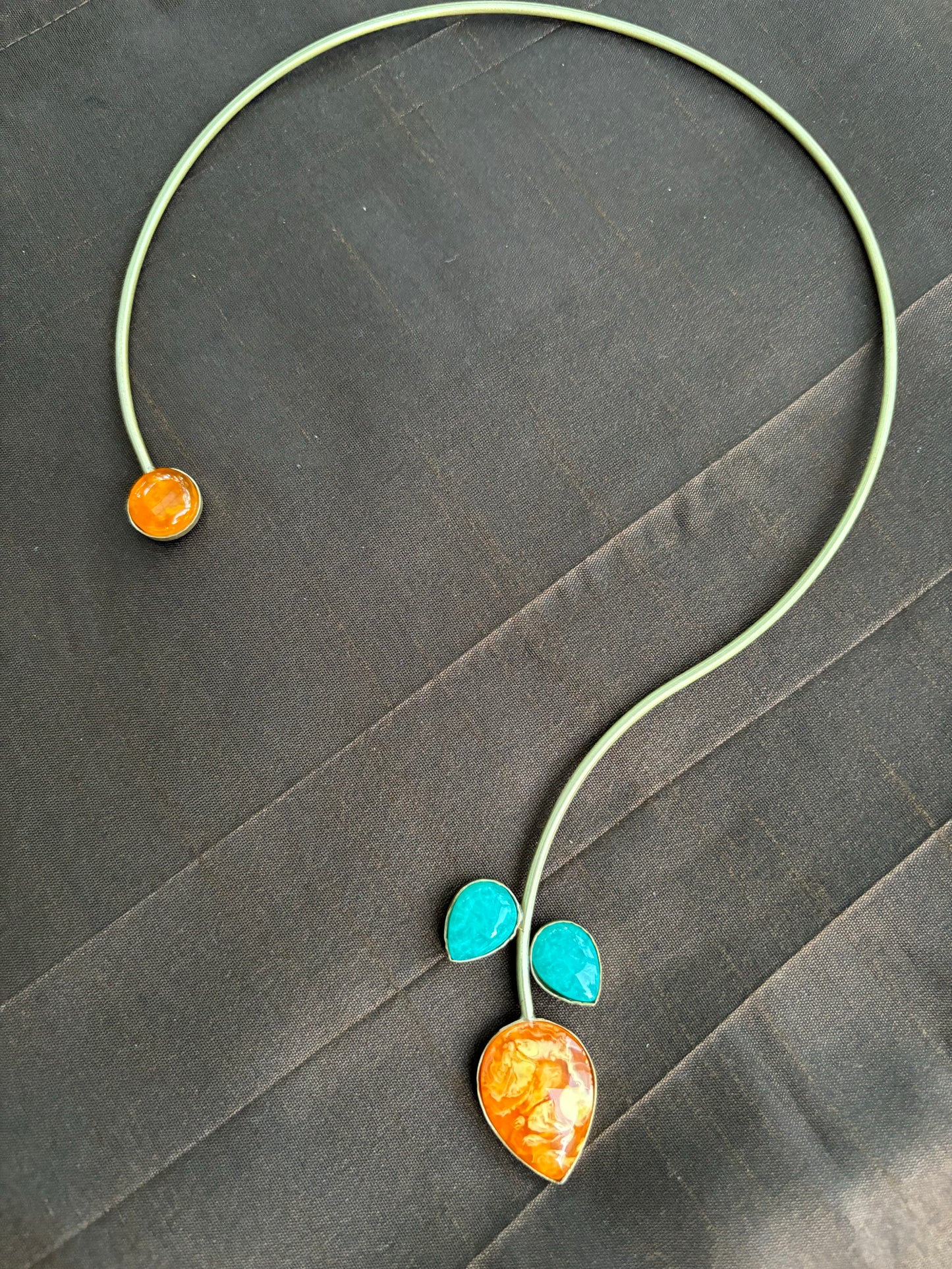 Halsketten aus Messing - Collier aus Messingdraht mit türkisfarbenen und orangefarbenen Kunststeinen (Blatt-Design)