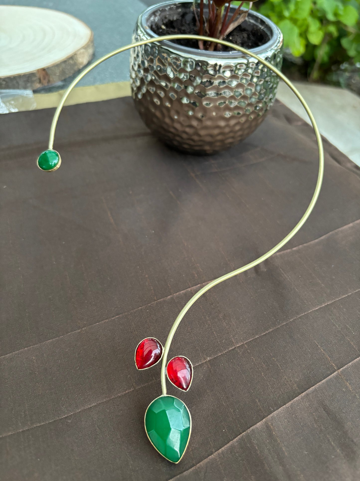 Messing-Halsketten - Messing-Draht-Collier-Halskette mit grünen und roten Kunststeinen (Pflanzenmotiv)
