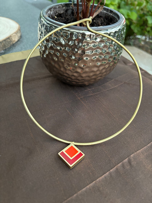 Halsketten aus Messing - Collier aus Messingdraht mit rotem und orangenem quadratischen Harzanhänger mit geometrischem Muster