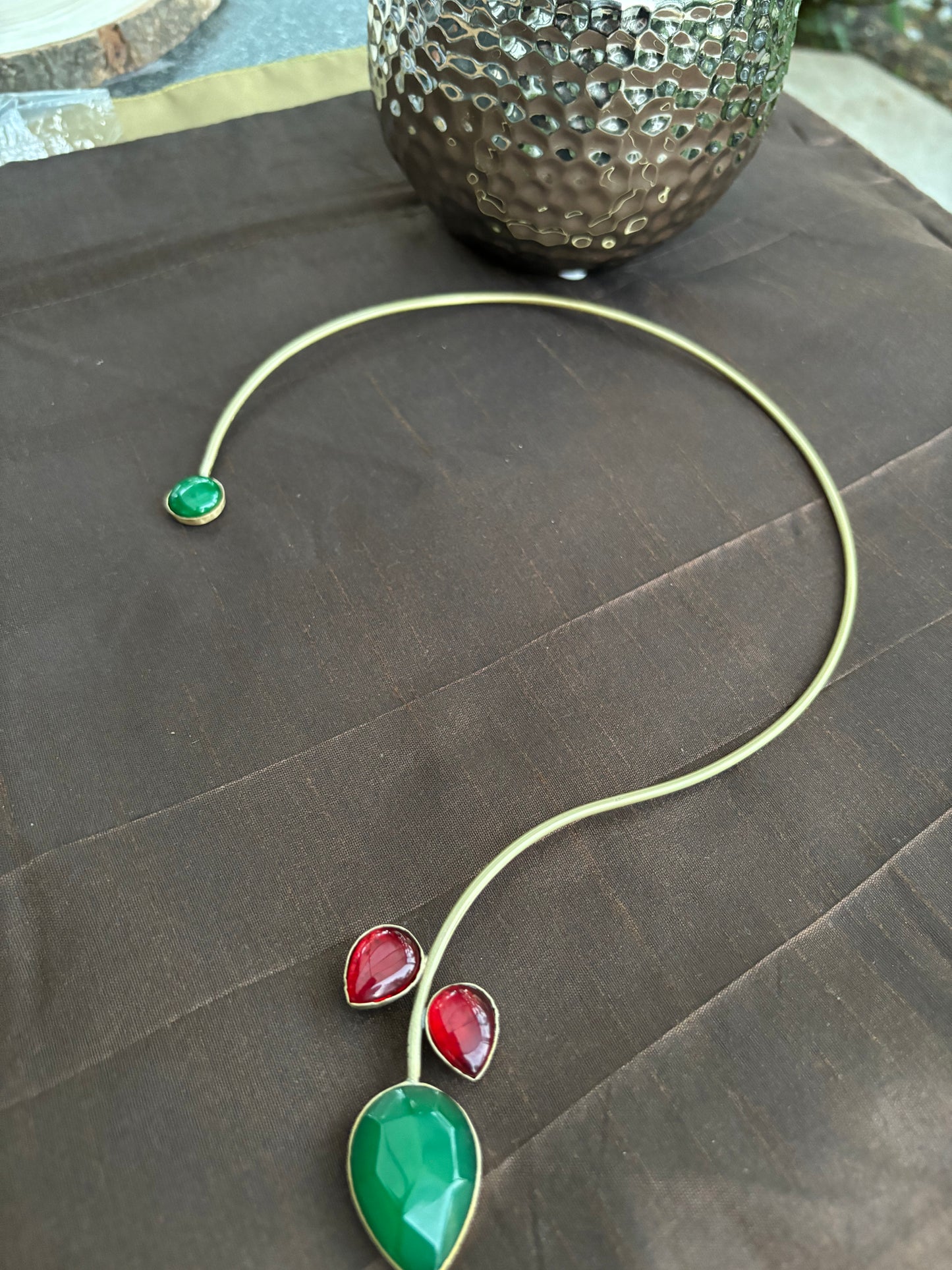 Messing-Halsketten - Messing-Draht-Collier-Halskette mit grünen und roten Kunststeinen (Pflanzenmotiv)