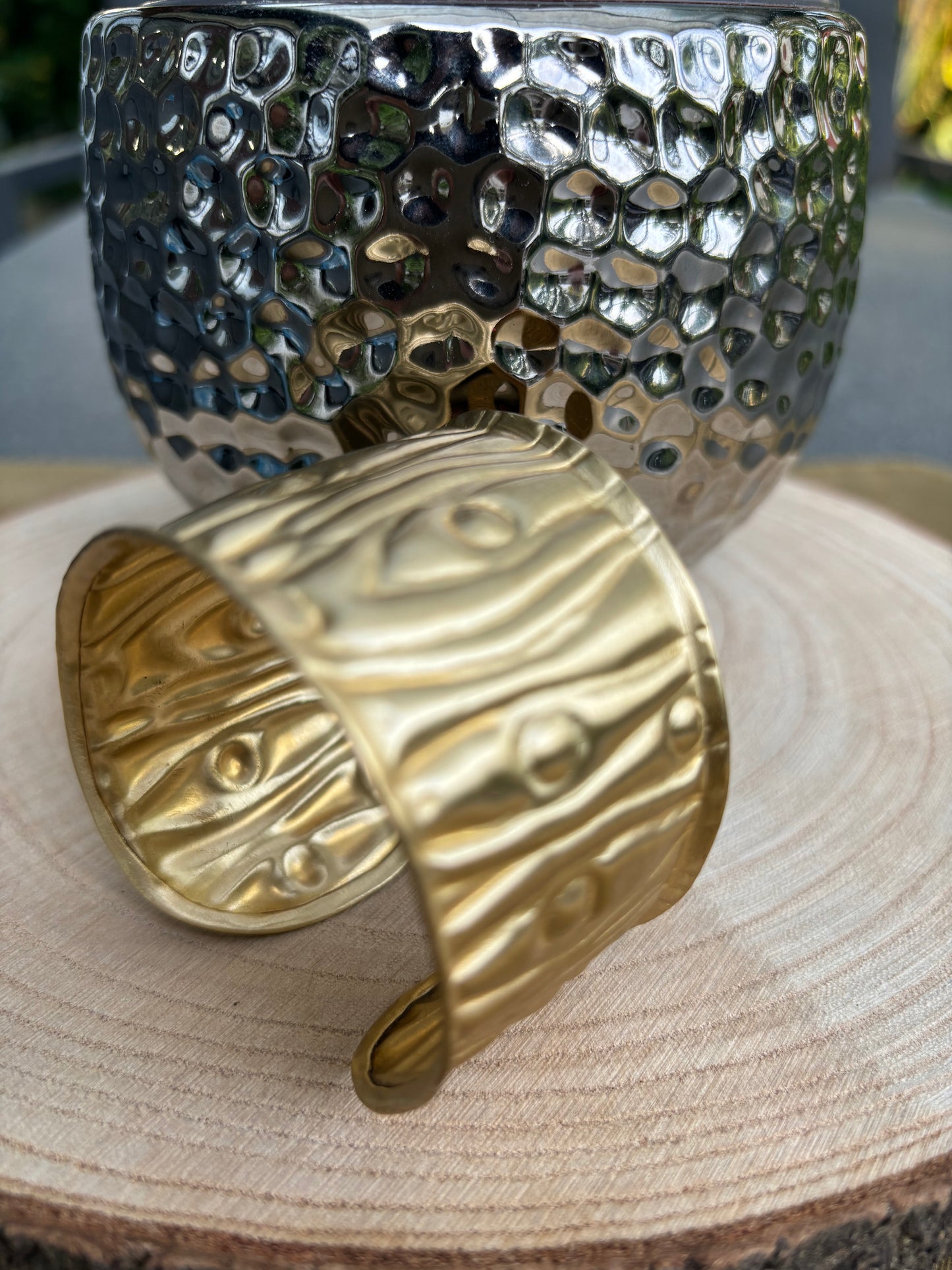 Messing-Armbänder - Breites goldfarbenes Armband mit einzigartigem Kräuseldesign