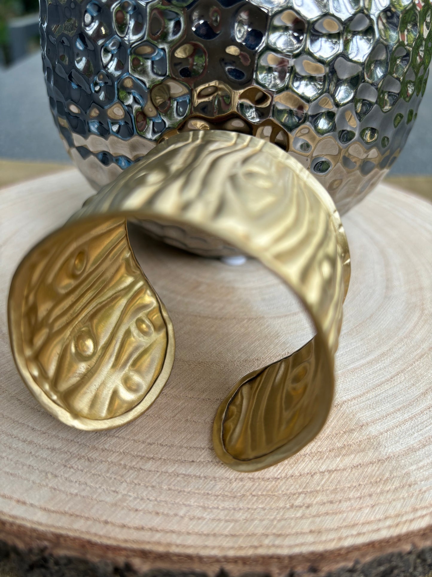 Messing-Armbänder - Breites goldfarbenes Armband mit einzigartigem Kräuseldesign