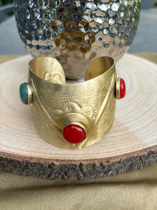 Messing-Armbänder - Breites goldfarbenes Armband mit grünen und roten Kunststeinen