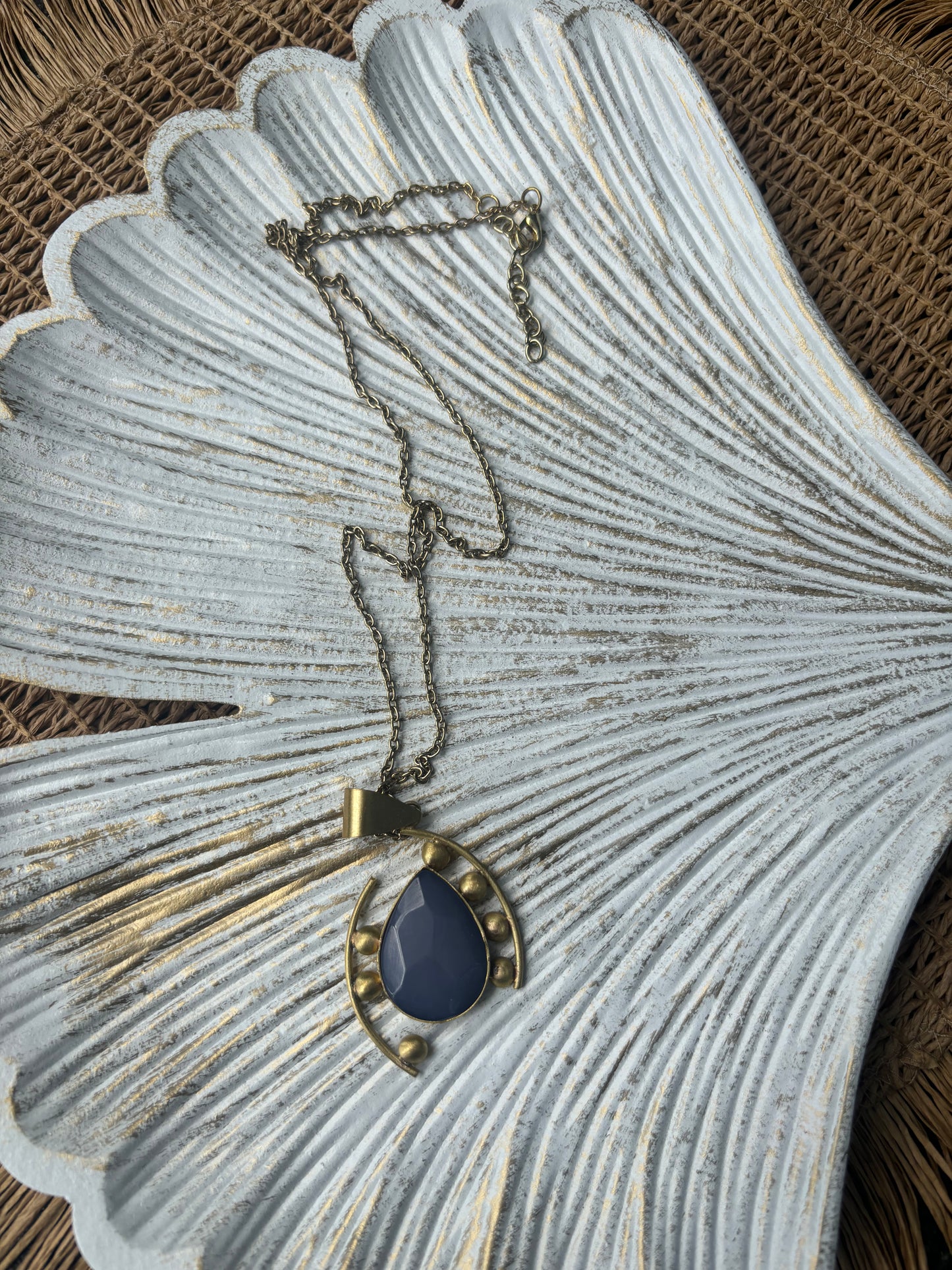 Halsketten aus Messing - Goldfarbene Halskette mit blauem Kunststein und Muster