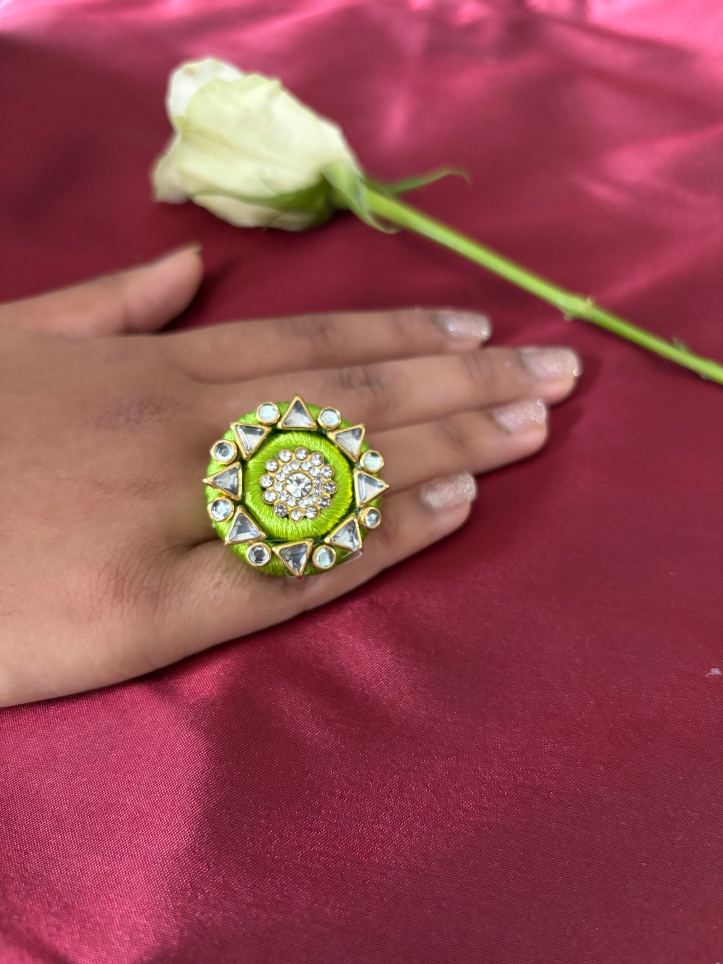 Ring - Handgefertigter Ring aus Seidenfaden mit goldenen Kundan-Motiven