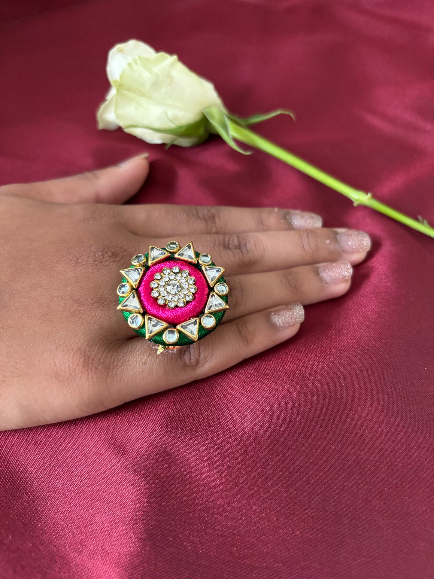 Ring - Handgefertigter Ring aus Seidenfaden mit goldenen Kundan-Motiven