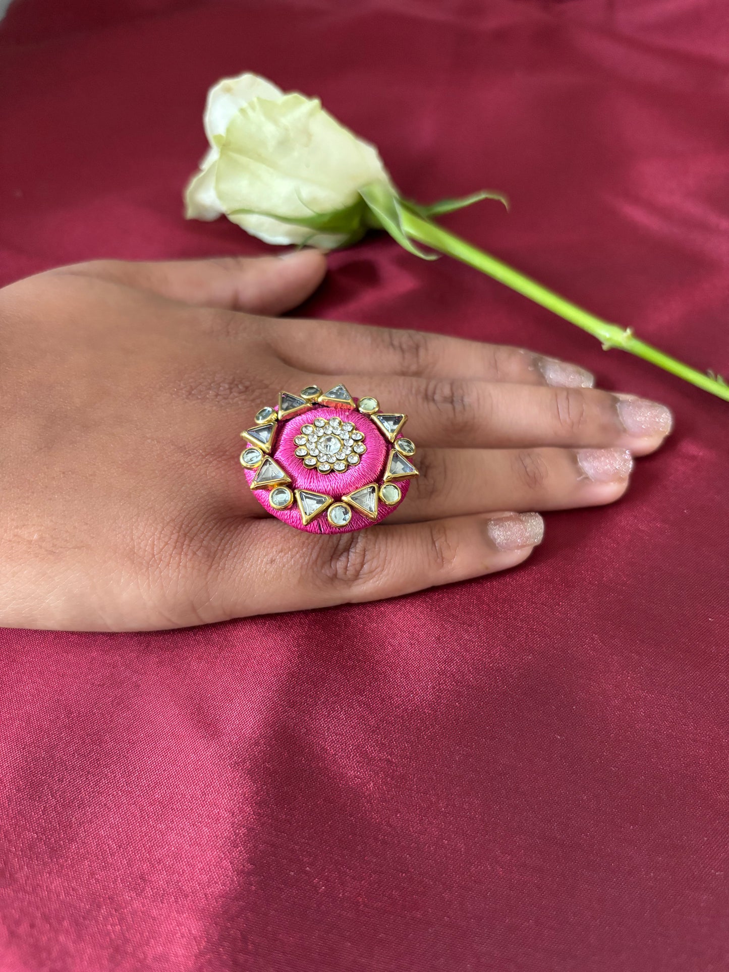 Ring - Handgefertigter Ring aus Seidenfaden mit goldenen Kundan-Motiven