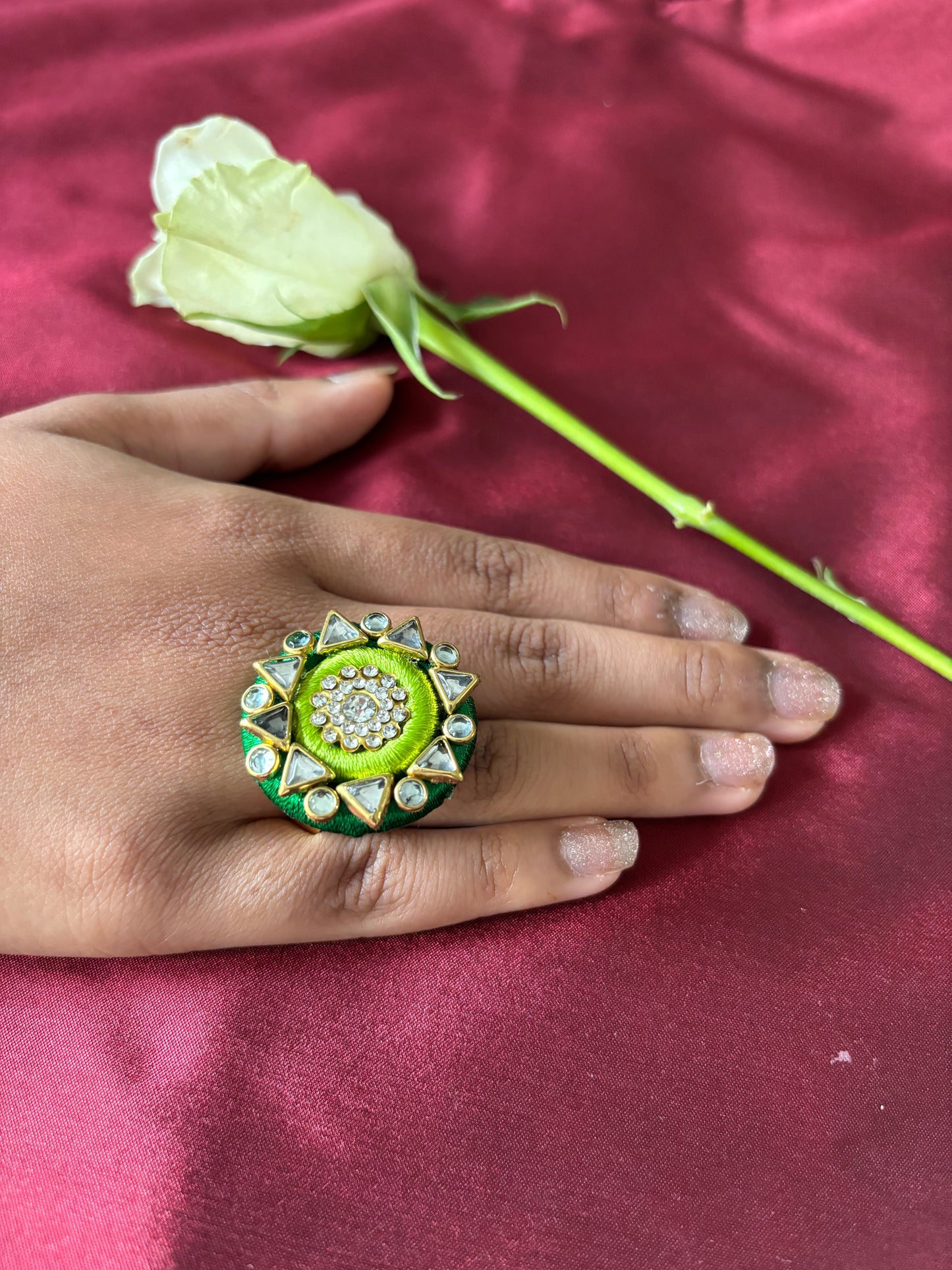 Ring - Handgefertigter Ring aus Seidenfaden mit goldenen Kundan-Motiven
