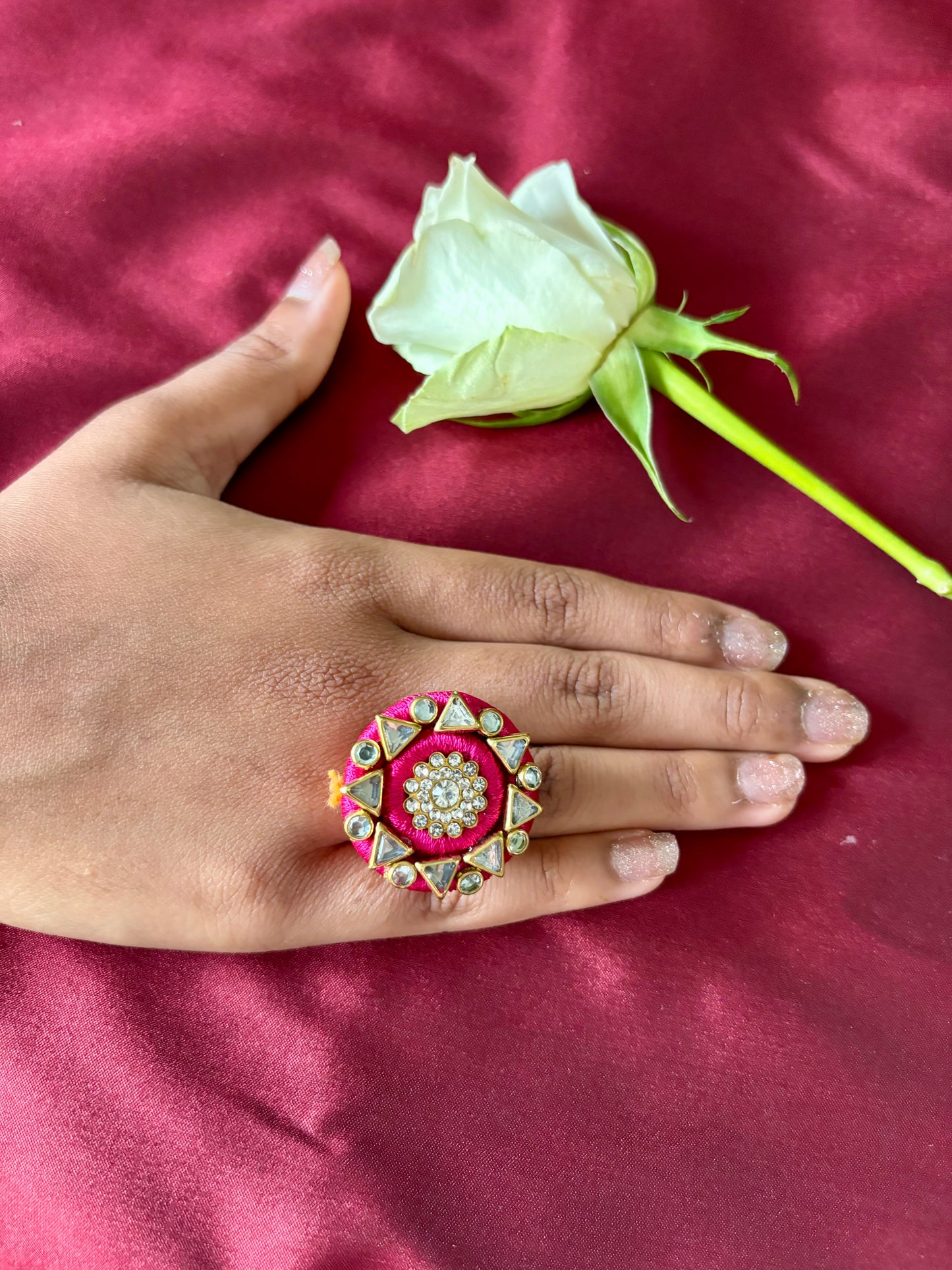 Ring - Handgefertigter Ring aus Seidenfaden mit goldenen Kundan-Motiven