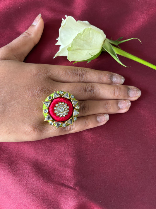 Ring - Handgefertigter Ring aus Seidenfaden mit goldenen Kundan-Motiven