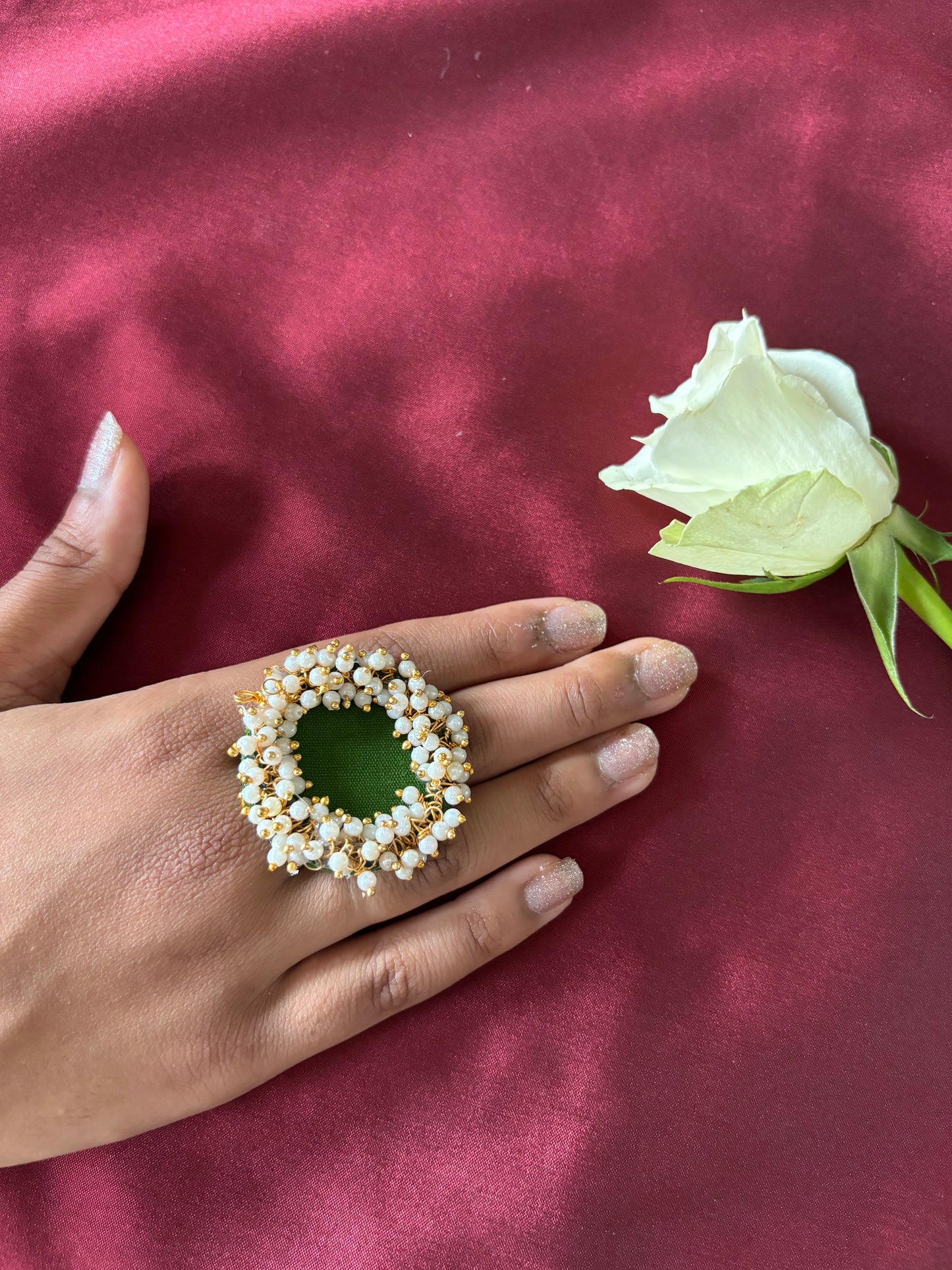 Ring - Handgefertigter Ring aus grünem Seidenstoff mit Kunstperlen
