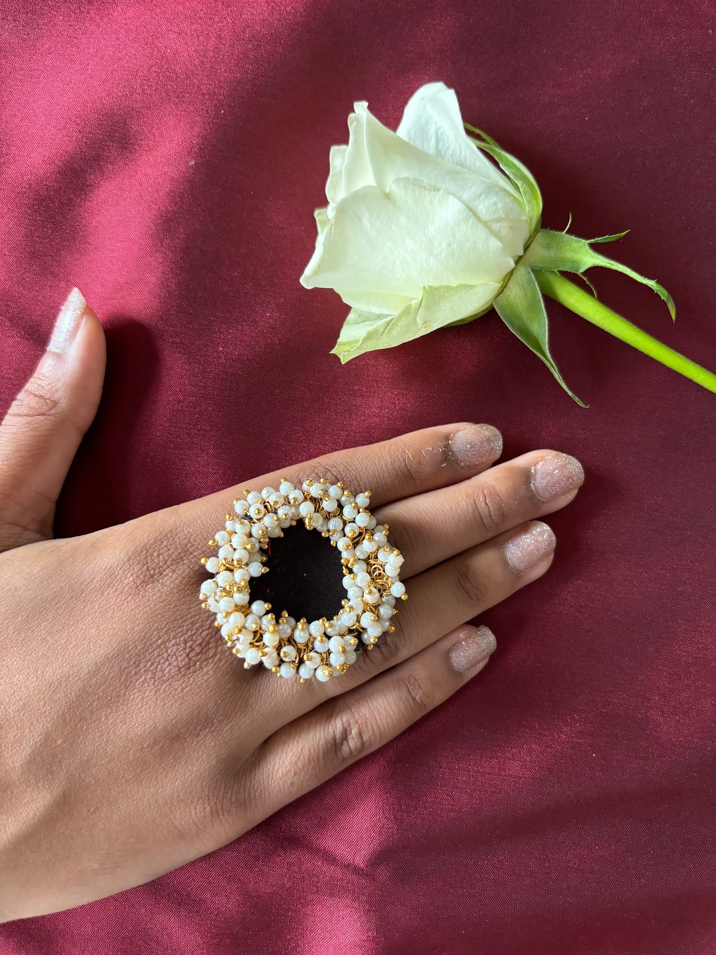 Ring - Handgefertigter Ring aus schwarzem Seidenstoff mit Kunstperlen