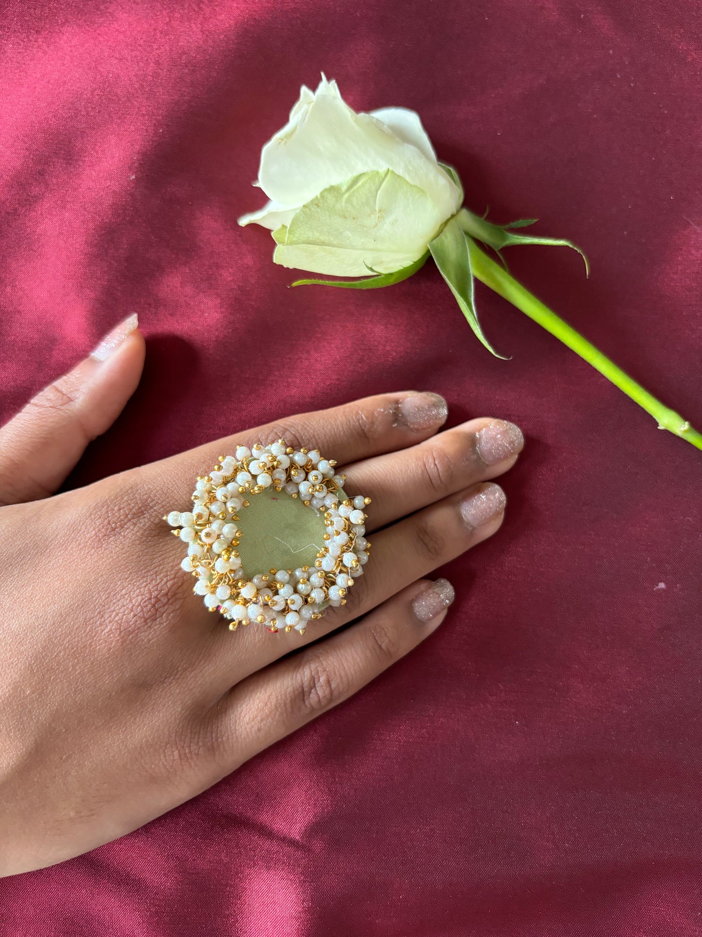 Ring - Handgefertigter Ring aus olivgrünem Seidenstoff mit Kunstperlen