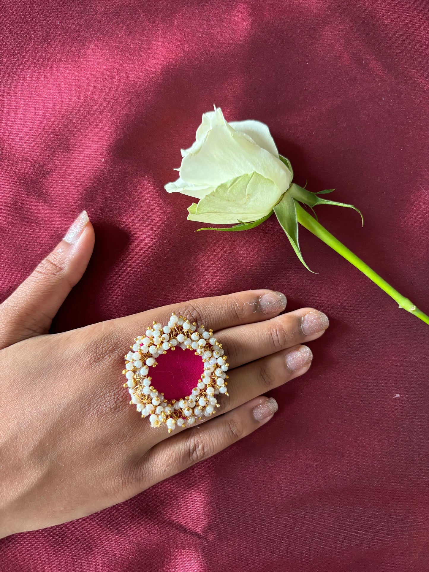 Ring - Handgefertigter Ring aus Dunkelrosa SeideStoff mit Kunstperlen