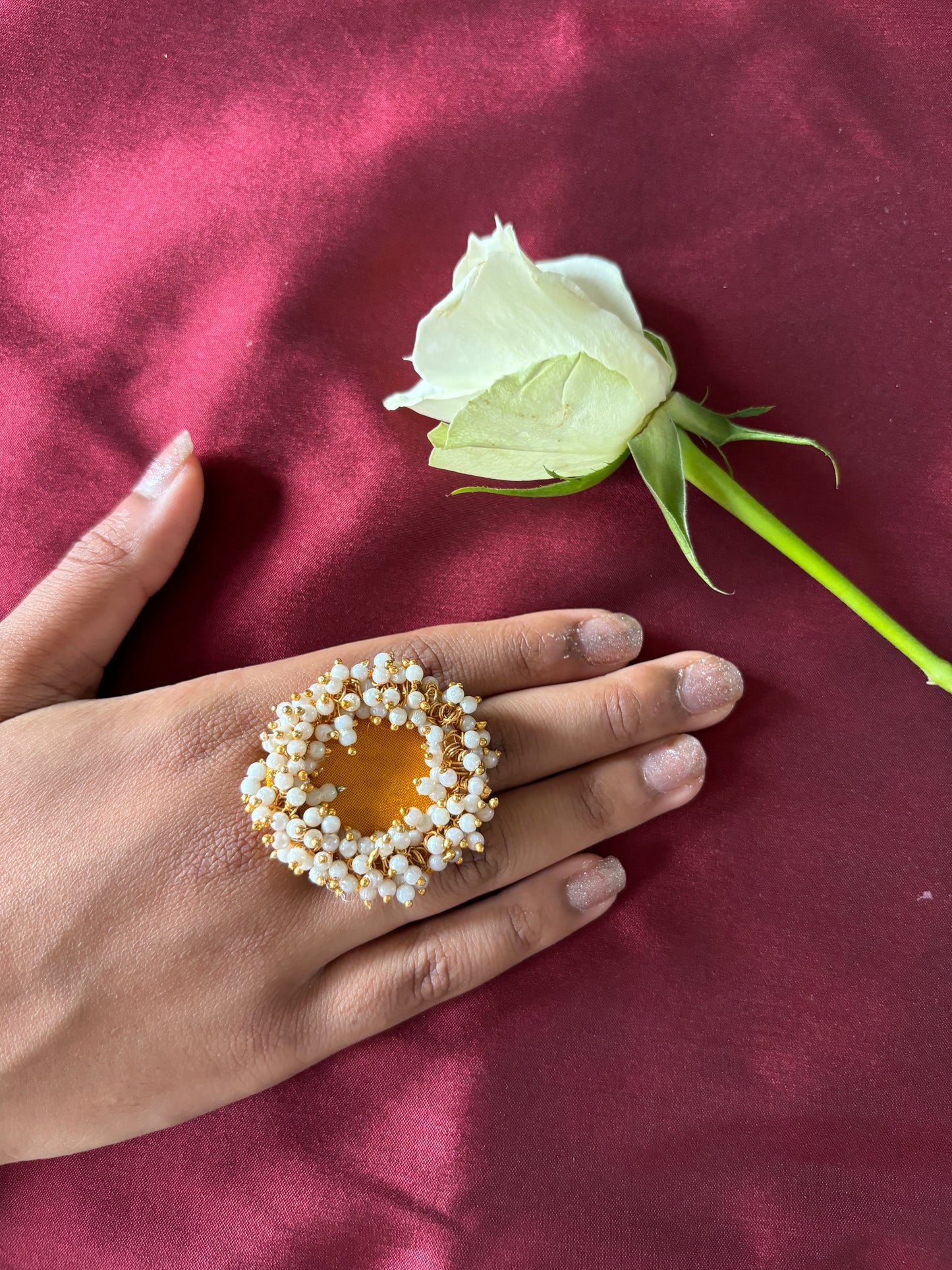 Ring - Handgefertigter Ring aus gelber SeideStoff mit Kunstperlen