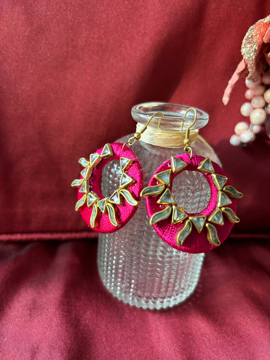 Seidenfaden-Ohrringe - Dunkelrosa farbe mit goldenen Kundan-Motiven