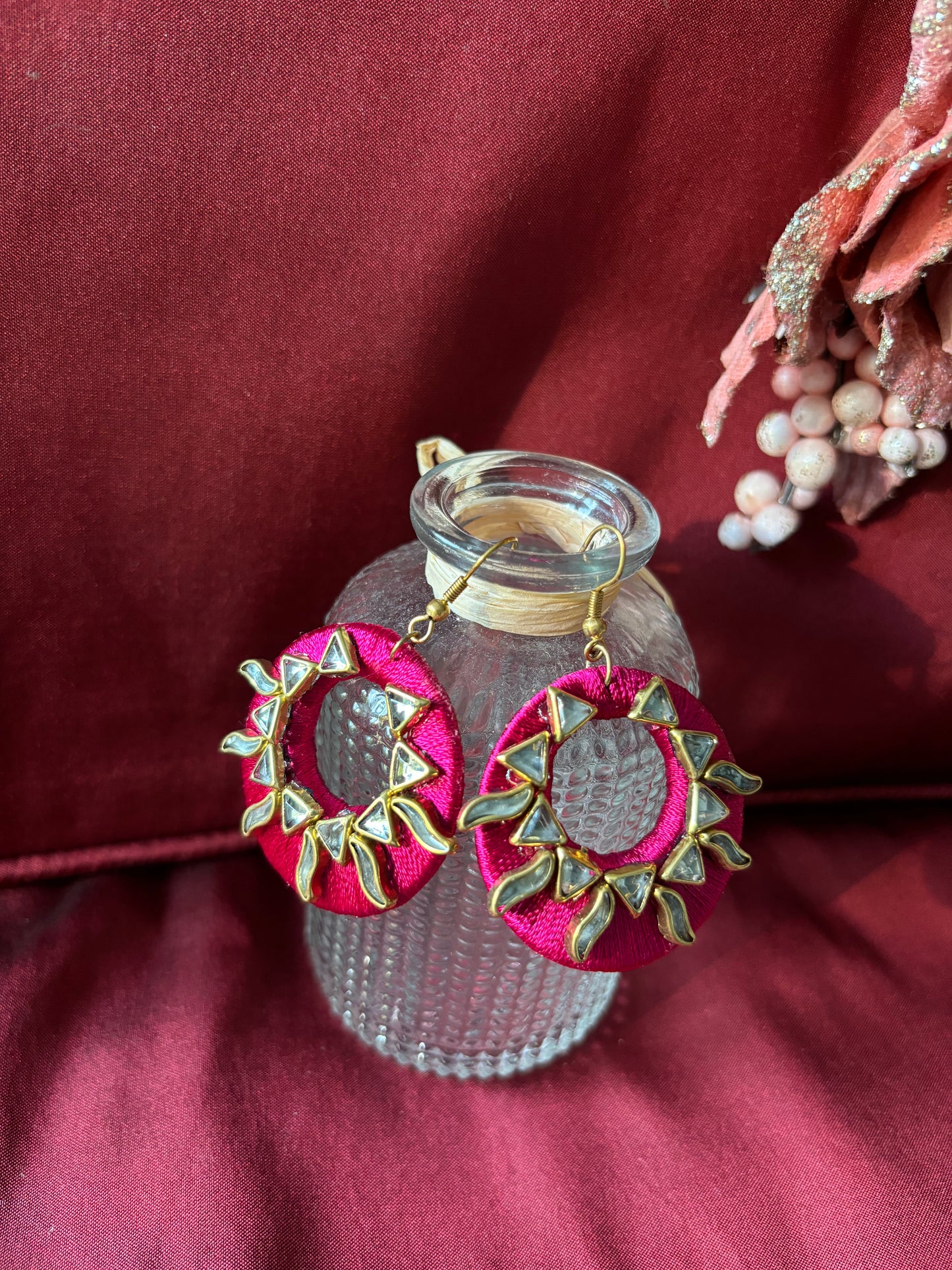 Seidenfaden-Ohrringe - Dunkelrosa farbe mit goldenen Kundan-Motiven