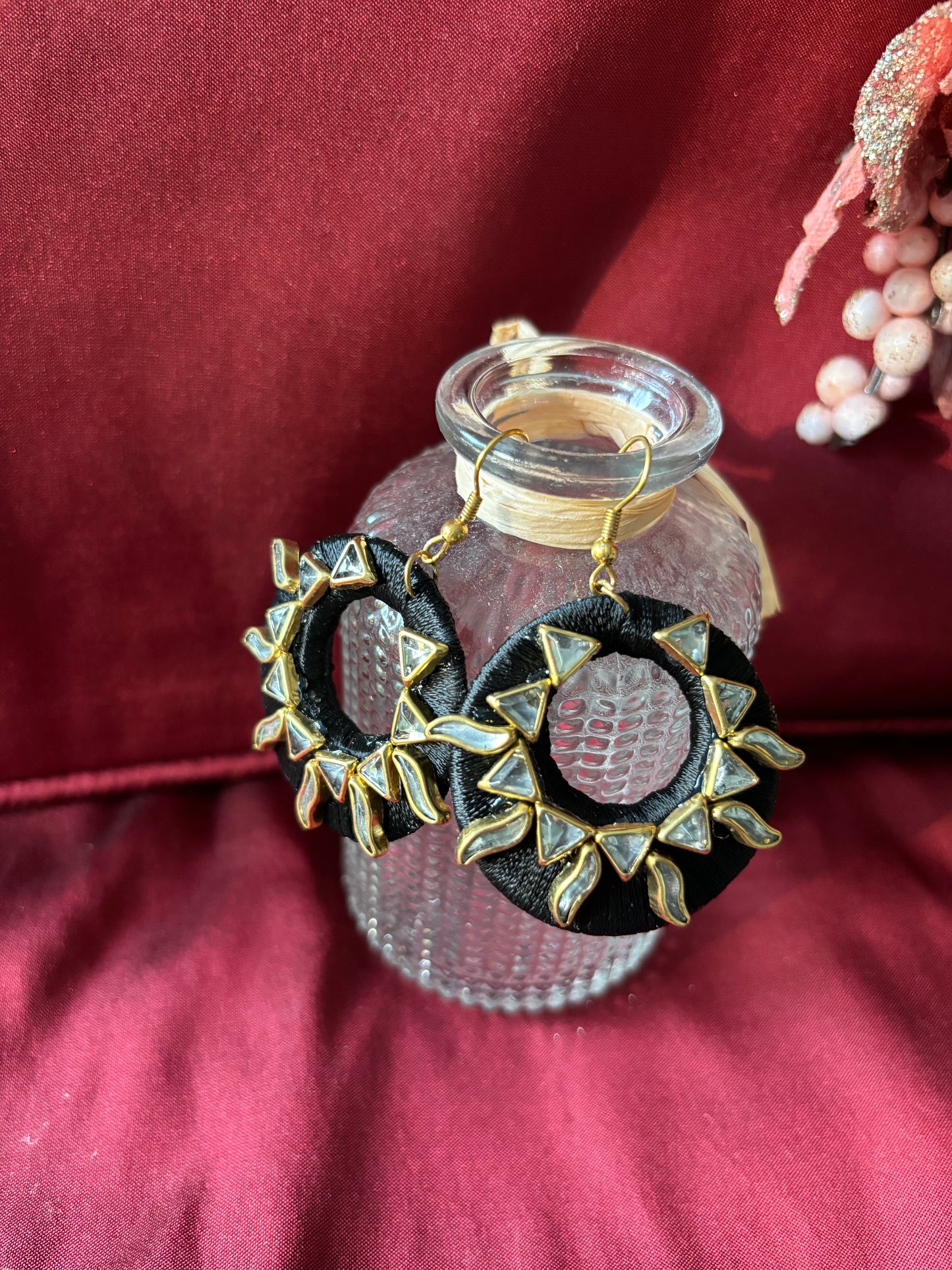 Seidenfaden-Ohrringe - Schwarz farbe mit goldenen Kundan-Motiven