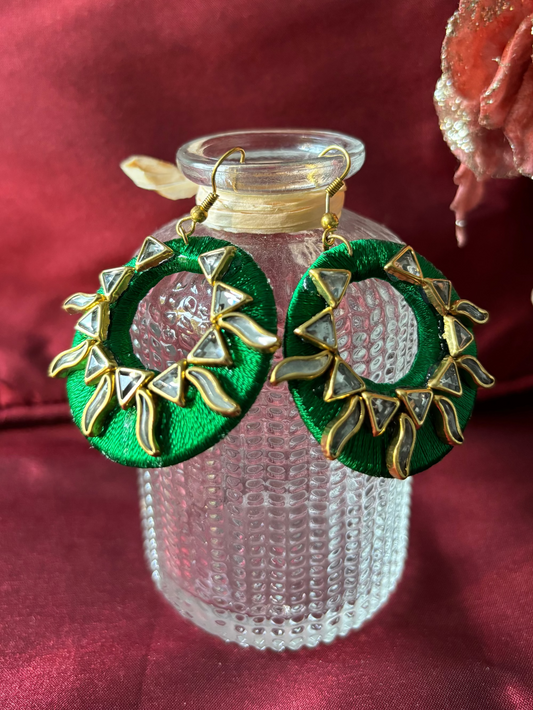 Seidenfaden-Ohrringe - Grün farbe mit goldenen Kundan-Motiven