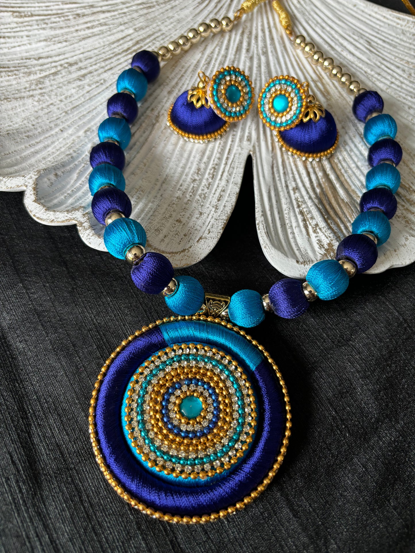 Halskettenset mit Fadenarbeit und Anhänger aus runden Ringen in zwei Farben – Blau