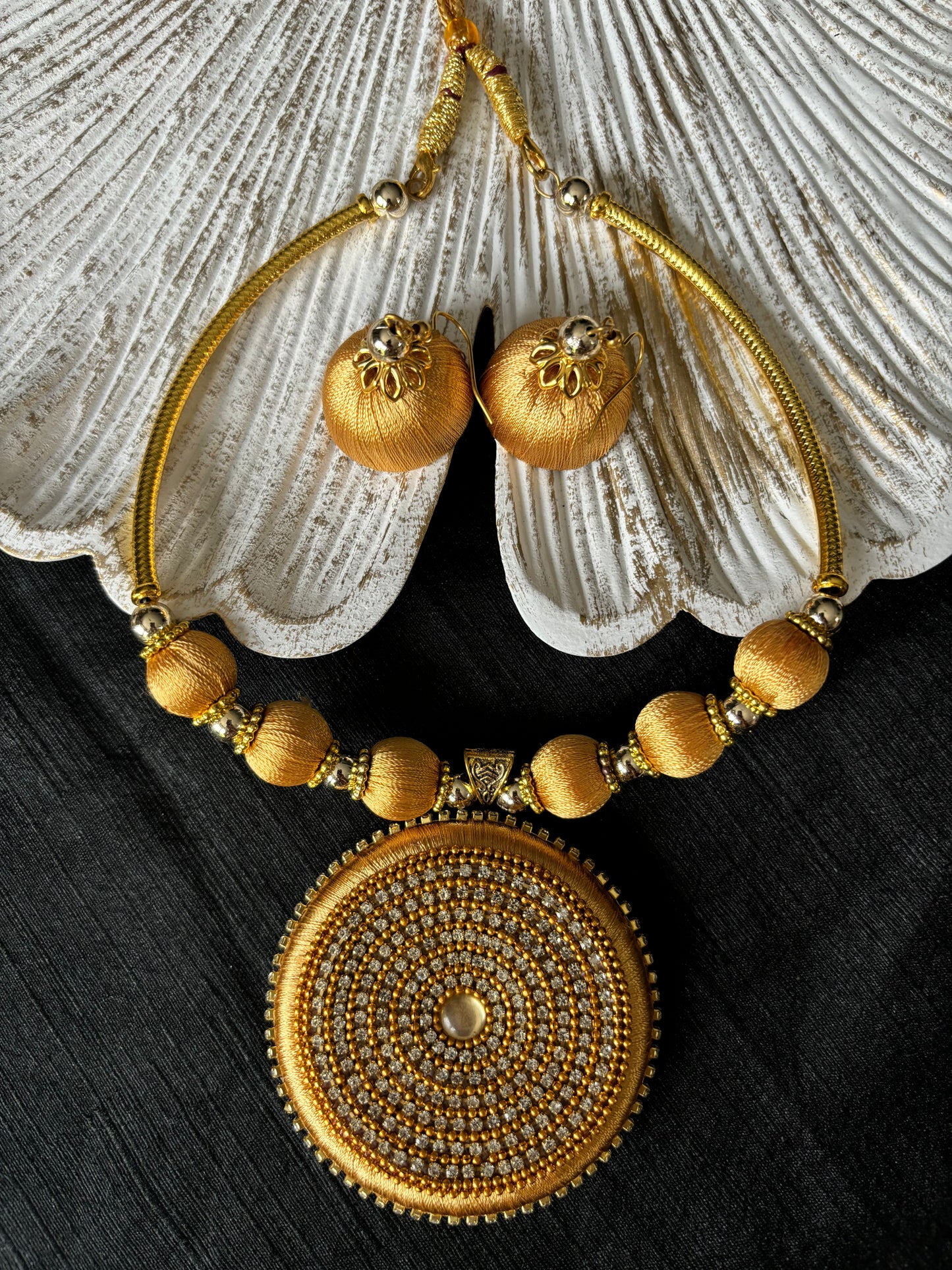 Halskettenset mit Fadenarbeit und Anhänger aus runden Ringen – Gold