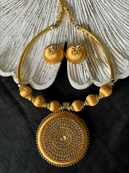 Halskettenset mit Fadenarbeit und Anhänger aus runden Ringen – Gold