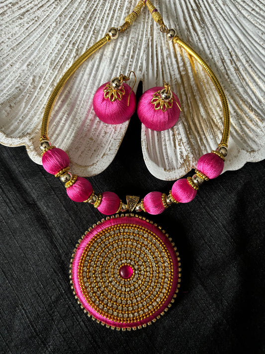 Halskettenset mit Fadenarbeit und Anhänger aus runden Ringen – Rosa