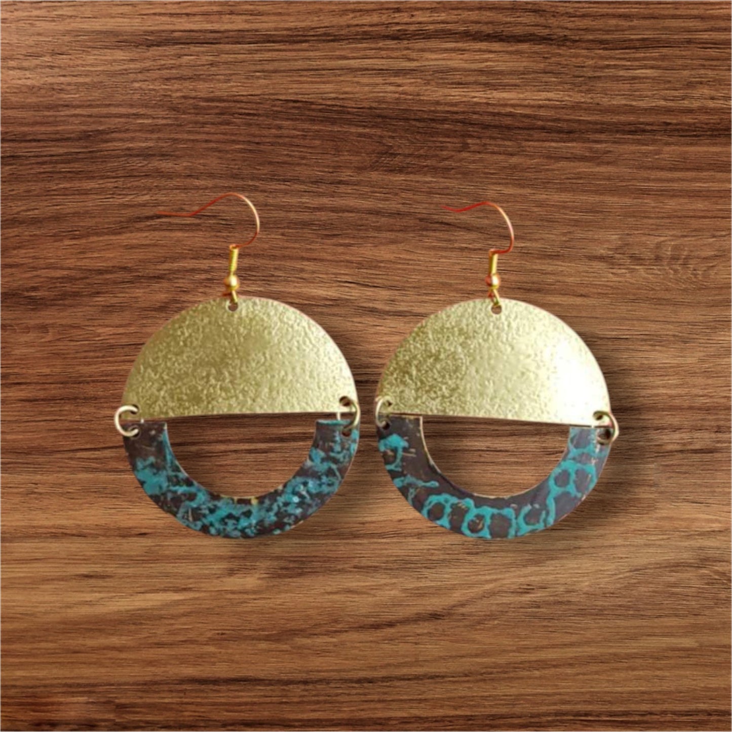 Messing-Ohrringe - Goldfarbene Ohrhänger mit schwarzem Halbkreis mit Design