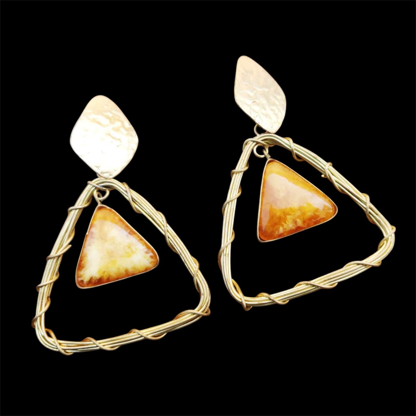 Messing-Ohrringe - Goldfarbene, dreieckige Ohrhänger mit orangefarbenem Kunststein