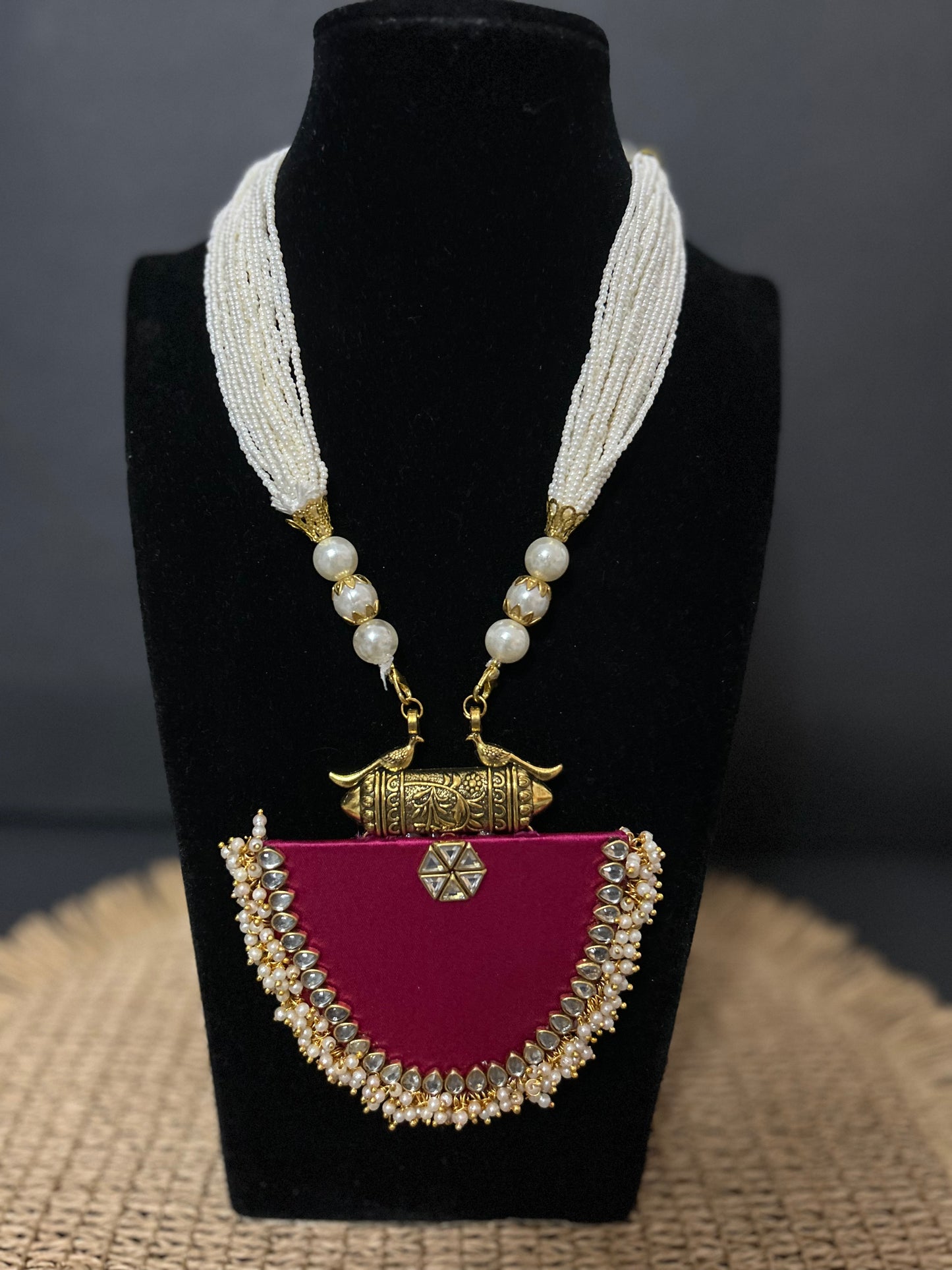 Kette – Lange Halskette aus rosafarbenem Seidenstoff in ovaler Form, mit Kunstperlen
