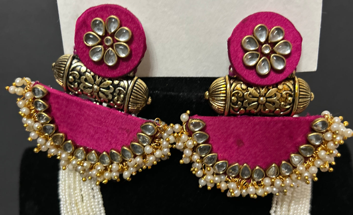 Kette – Lange Halskette aus rosafarbenem Seidenstoff in ovaler Form, mit Kunstperlen