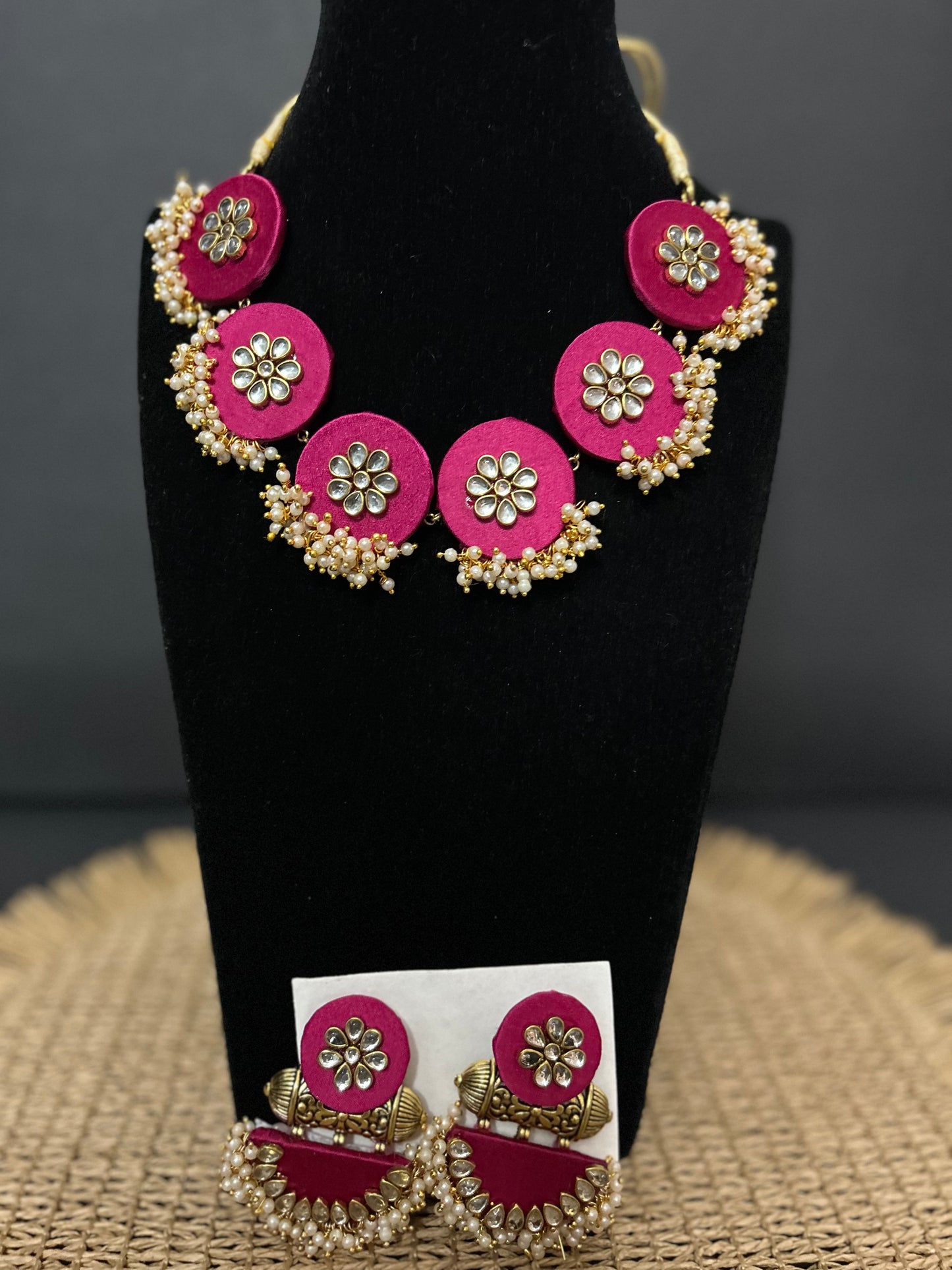 Kette - Seidenstoff in Rosa mit einer Ansammlung von Kunstperlen