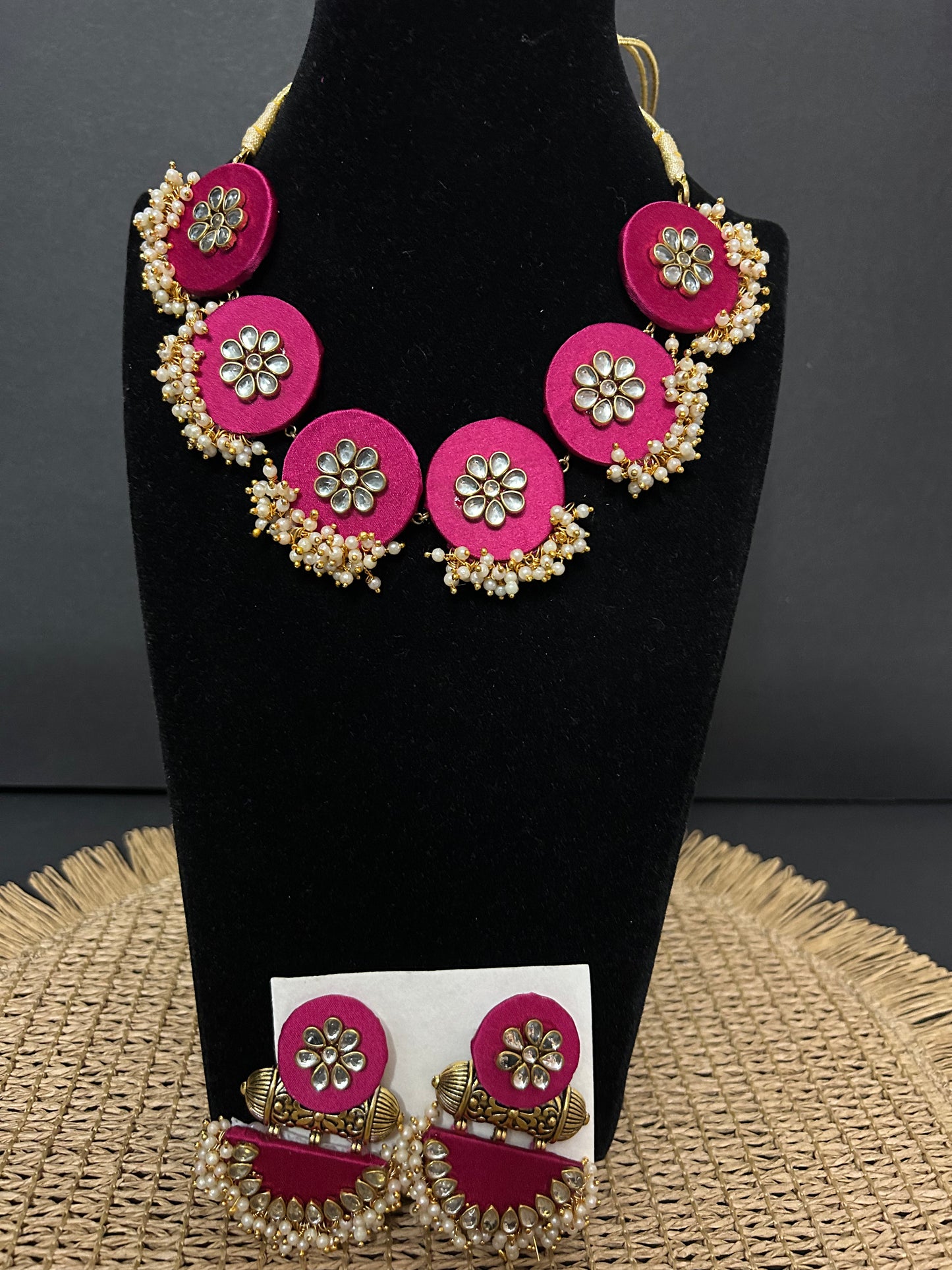 Kette - Seidenstoff in Rosa mit einer Ansammlung von Kunstperlen