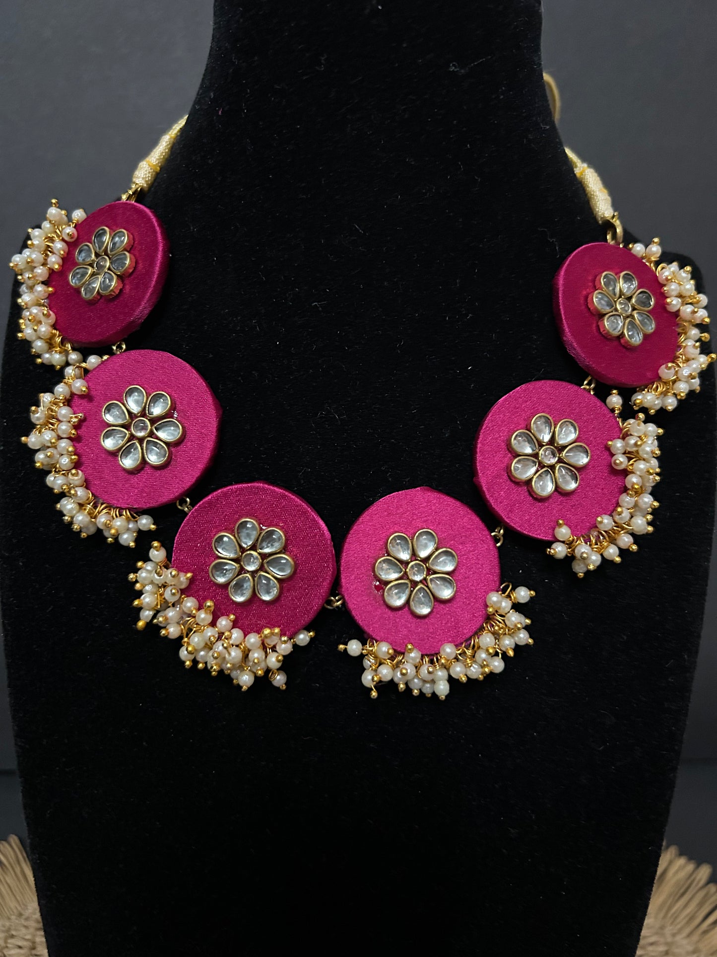Kette - Seidenstoff in Rosa mit einer Ansammlung von Kunstperlen