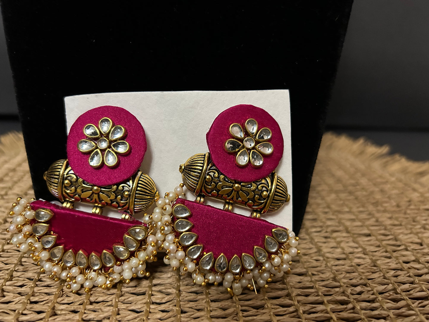 Kette - Seidenstoff in Rosa mit einer Ansammlung von Kunstperlen