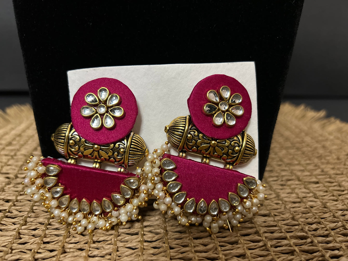 Kette - Seidenstoff in Rosa mit einer Ansammlung von Kunstperlen
