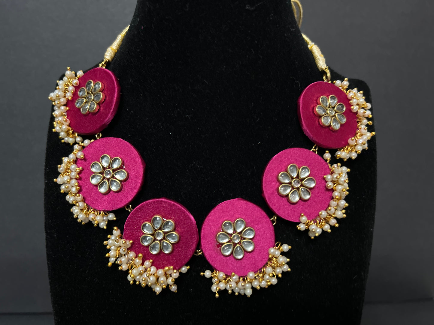 Kette - Seidenstoff in Rosa mit einer Ansammlung von Kunstperlen