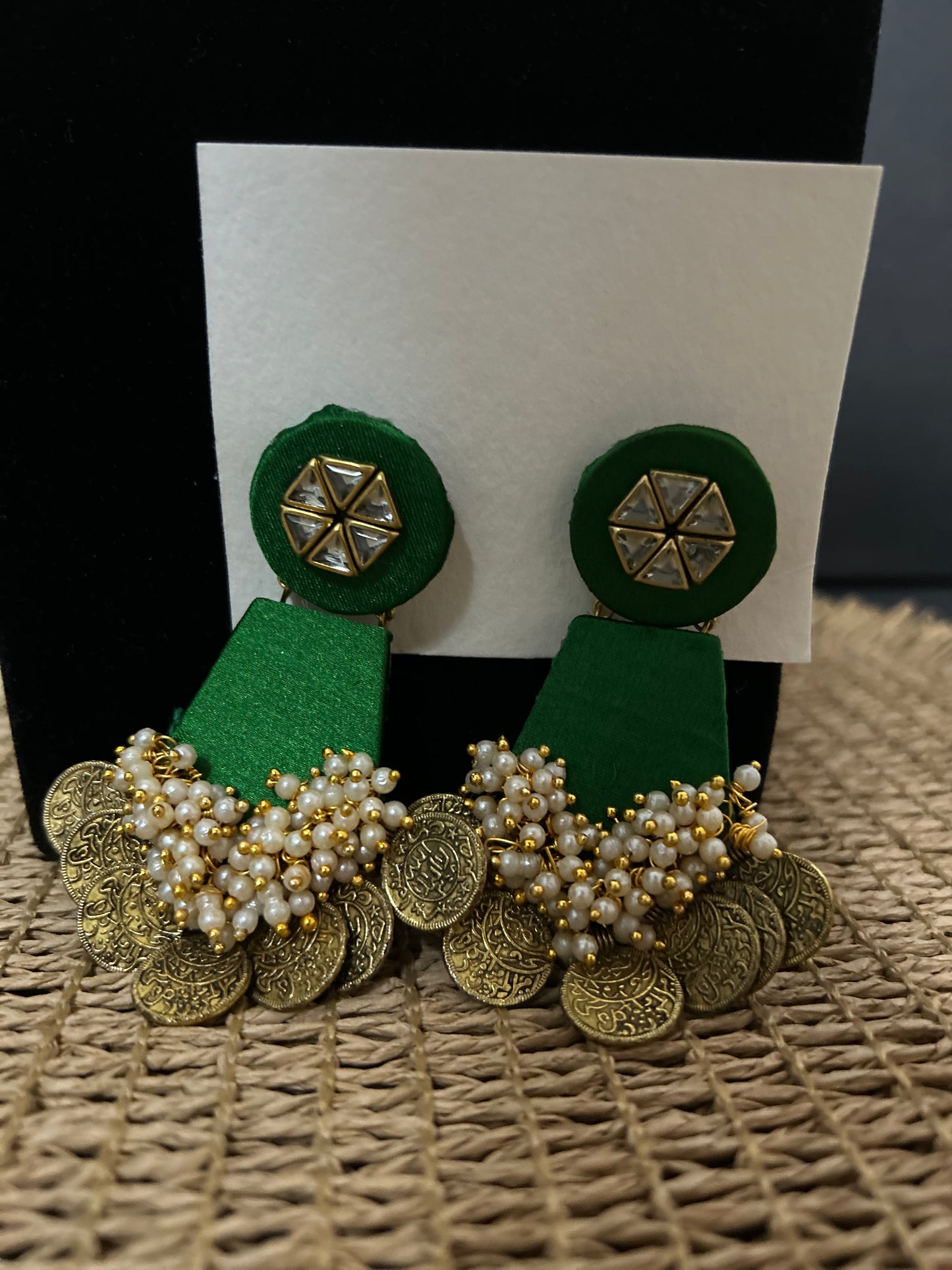 Kette - Lange Halskette aus grünem Seidenstoff in Vierseitenform, mit Kunstperlen