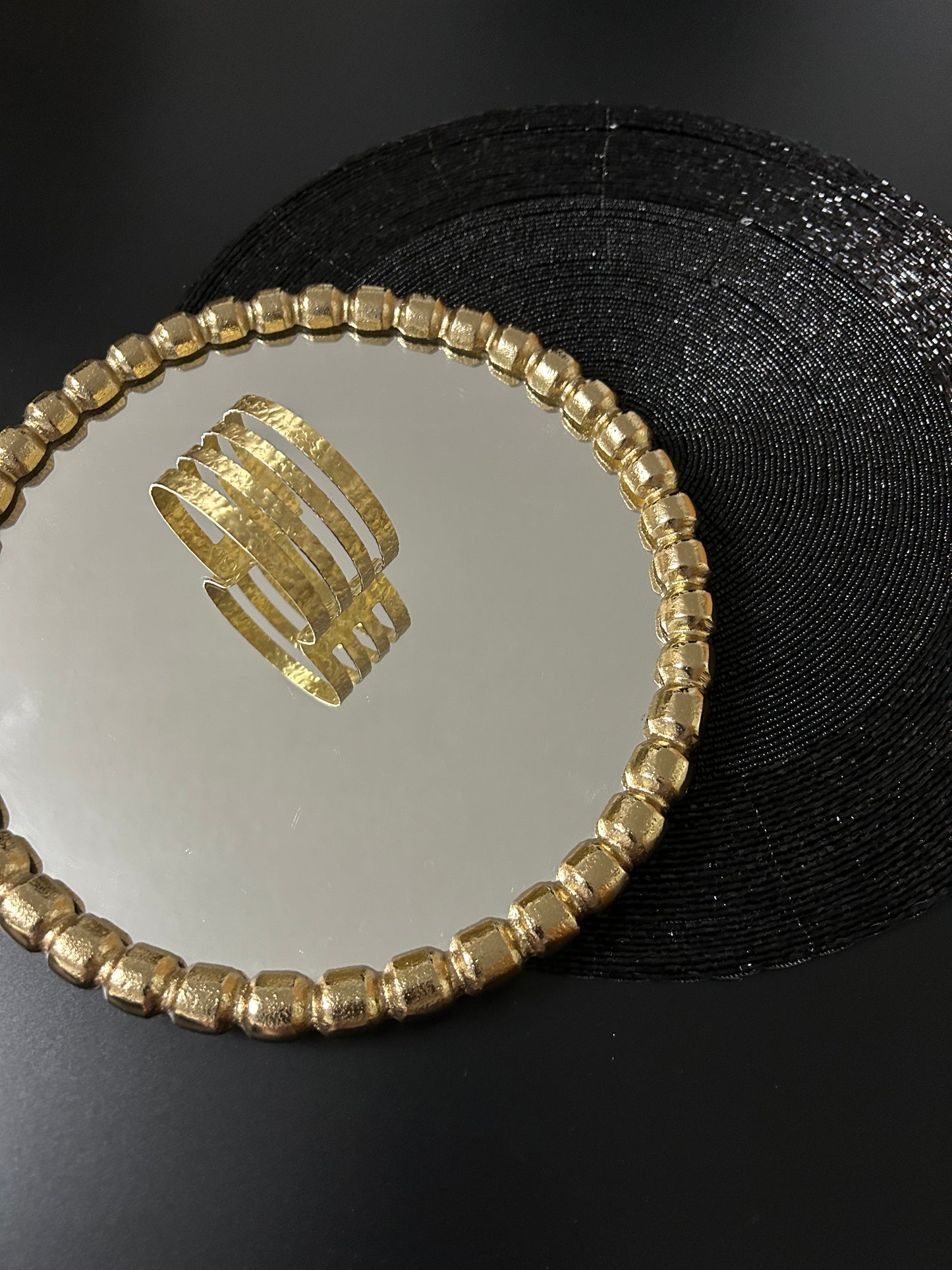 Messing-Armbänder - Breites goldfarbenes Armband mit drei parallelen Schliffen