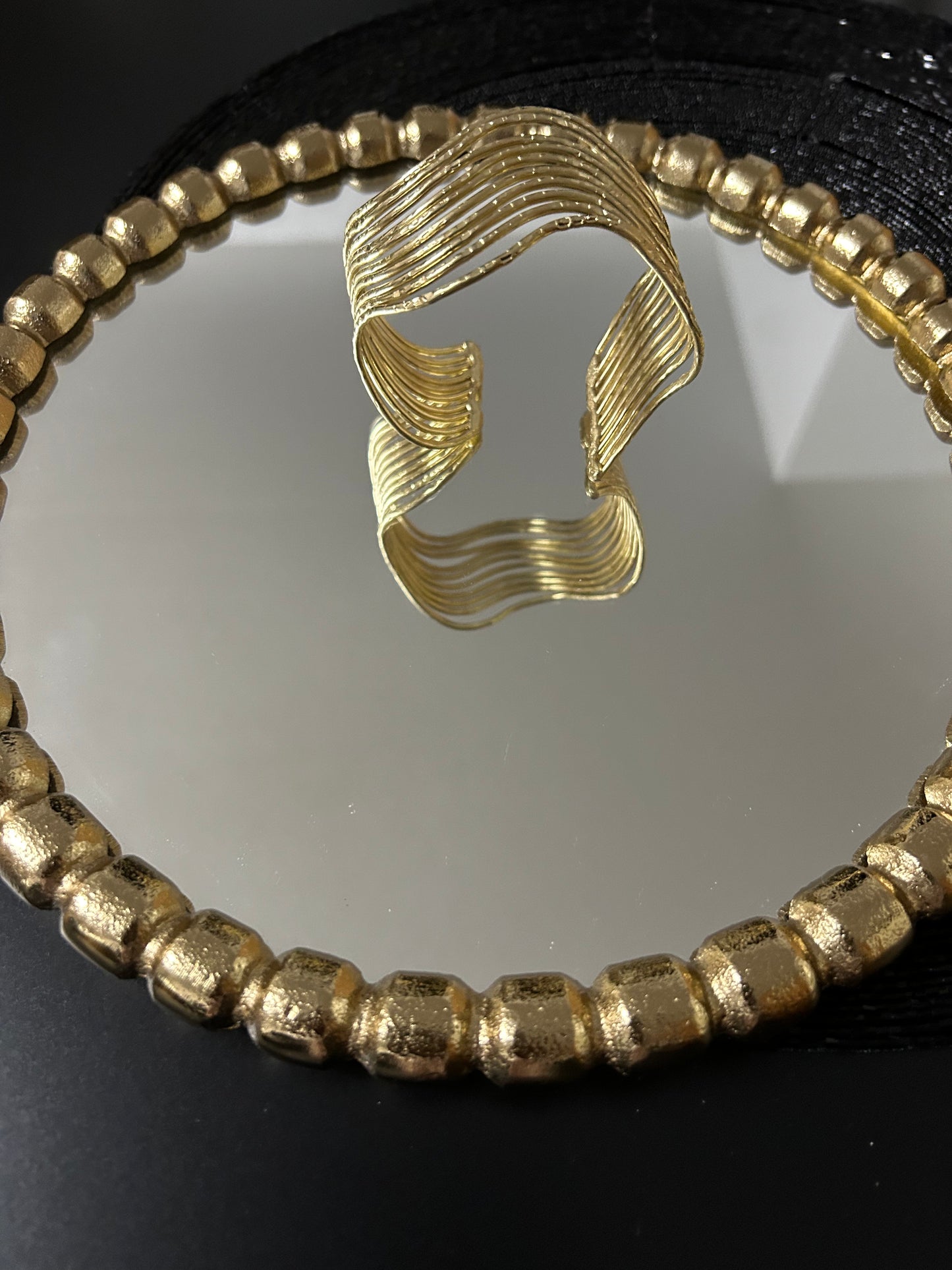 Messing-Armbänder - Breites goldfarbenes Armband mit dünnem wellenförmigem Spiralmuster