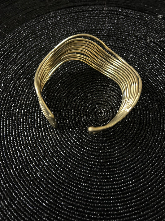 Messing-Armbänder - Breites goldfarbenes Armband mit dünnem wellenförmigem Spiralmuster